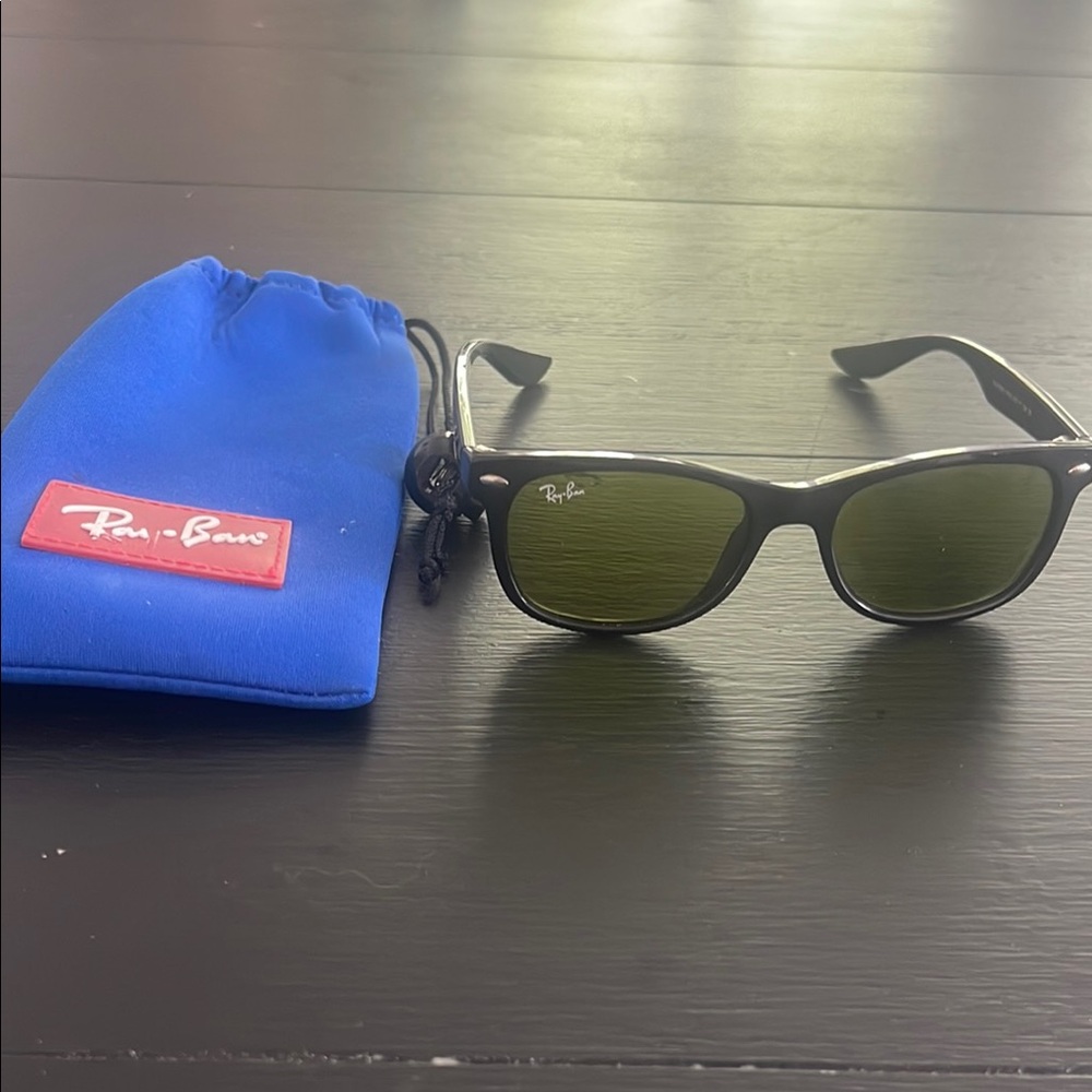 Ray-Ban Black Wayfarer Sunglasses Iconic Design